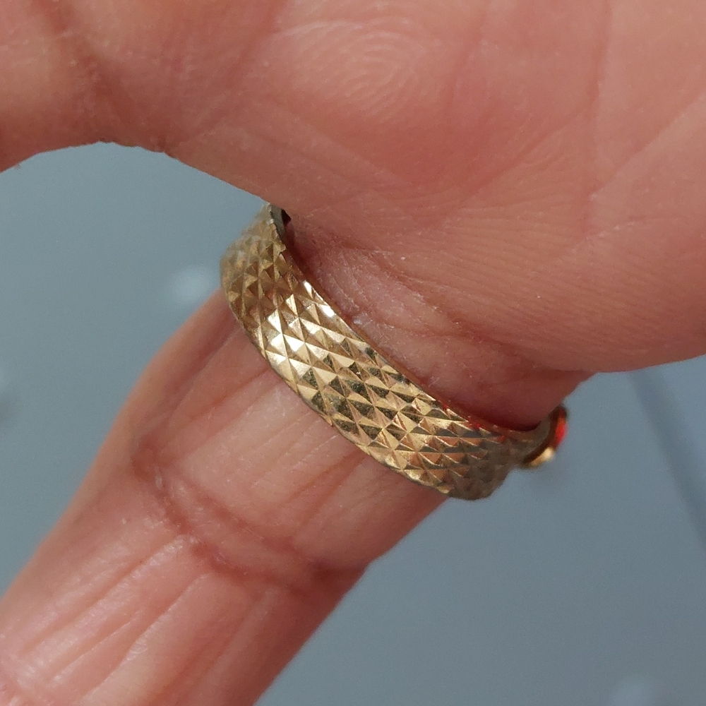 Tiny White Topaz Stone On Gold Tone Buckle Style Band Textured Ring Size 5.75 - Picture 4 of 7